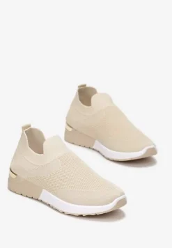 Beżowe Wsuwane Buty Sportowe na Płaskiej Podeszwie ze Skarpetkową Cholewką Metaliczną Ozdobą Movela