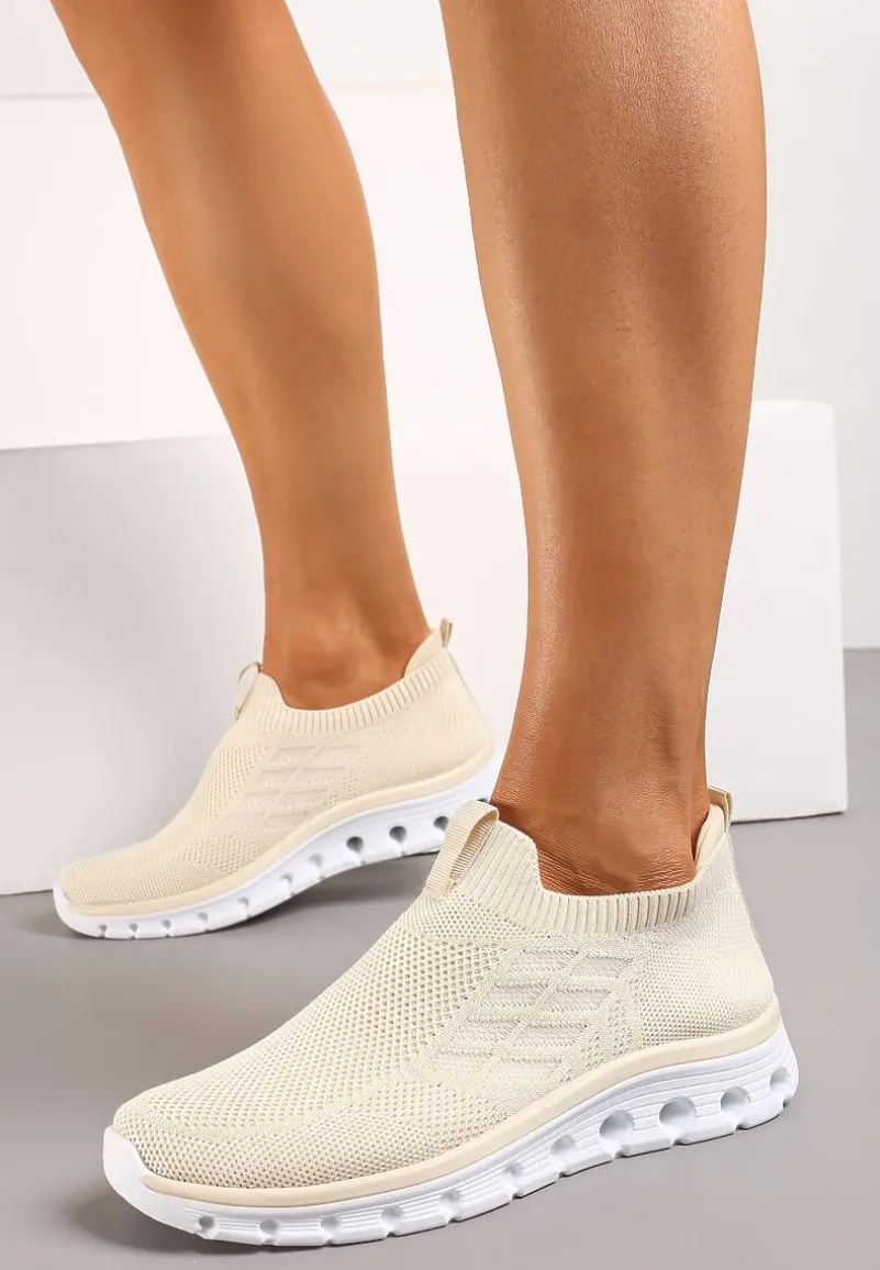 Beżowe Wsuwane Buty Sportowe z Materiałową Cholewką i Dziurkami w Podeszwie Aslla