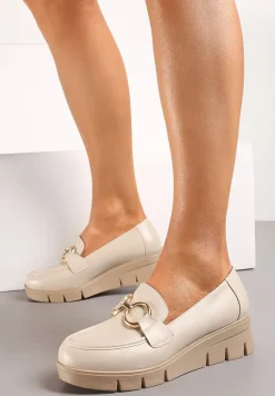 Beżowe Wsuwane Półbuty ze Skórzaną Wkładką na Koturnie z Ozdobną Klamrą Zanthia