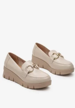 Beżowe Wsuwane Półbuty ze Skórzaną Wkładką na Koturnie z Ozdobną Klamrą Zanthia