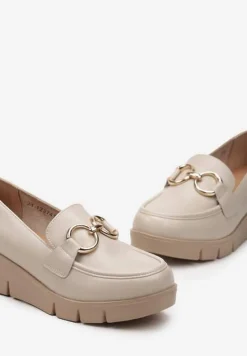 Beżowe Wsuwane Półbuty ze Skórzaną Wkładką na Koturnie z Ozdobną Klamrą Zanthia
