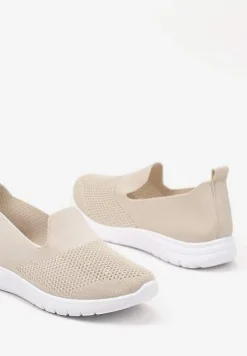 Beżowe Wsuwane Tenisówki z Ozdobną Perforacją Siltia