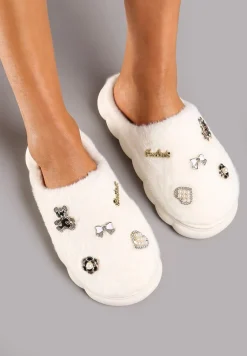 Beżowo-Białe Futrzane Kapcie z Przypinkami Metalicznymi Lialina
