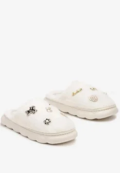 Beżowo-Białe Futrzane Kapcie z Przypinkami Metalicznymi Lialina