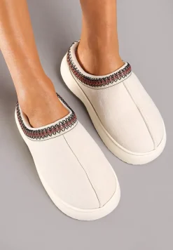Beżowo-Białe Kapcie na Platformie Ozdobione Delikatnym Haftem Rerisya