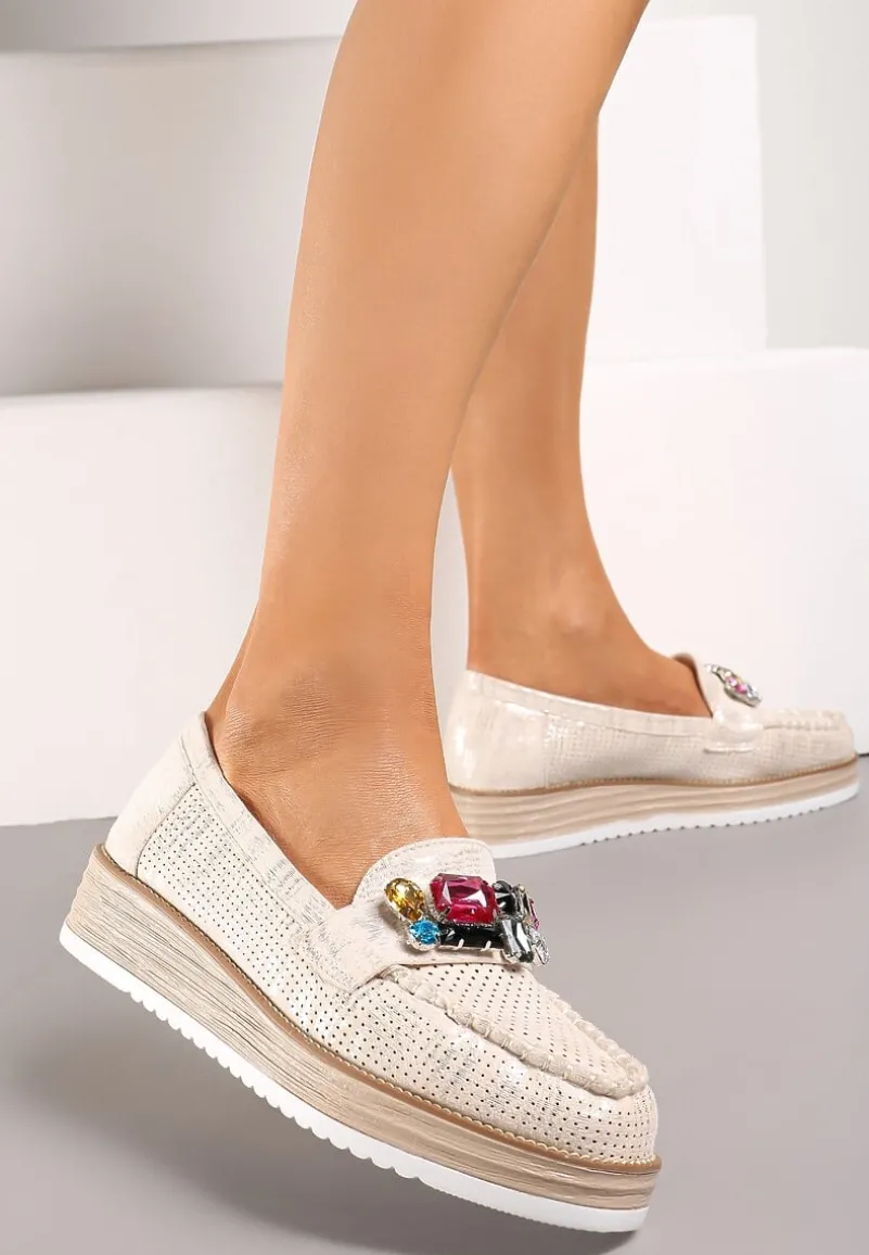 Beżowo-Srebrne Mokasyny ze Wstawką z Kolorowych Kamieni i Perforacją Veraila