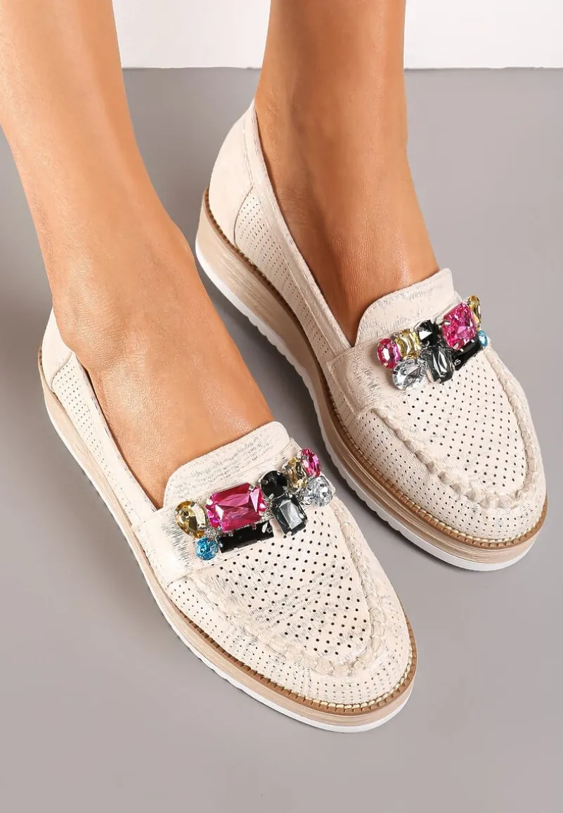 Beżowo-Srebrne Mokasyny ze Wstawką z Kolorowych Kamieni i Perforacją Veraila