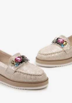 Beżowo-Srebrne Mokasyny ze Wstawką z Kolorowych Kamieni i Perforacją Veraila