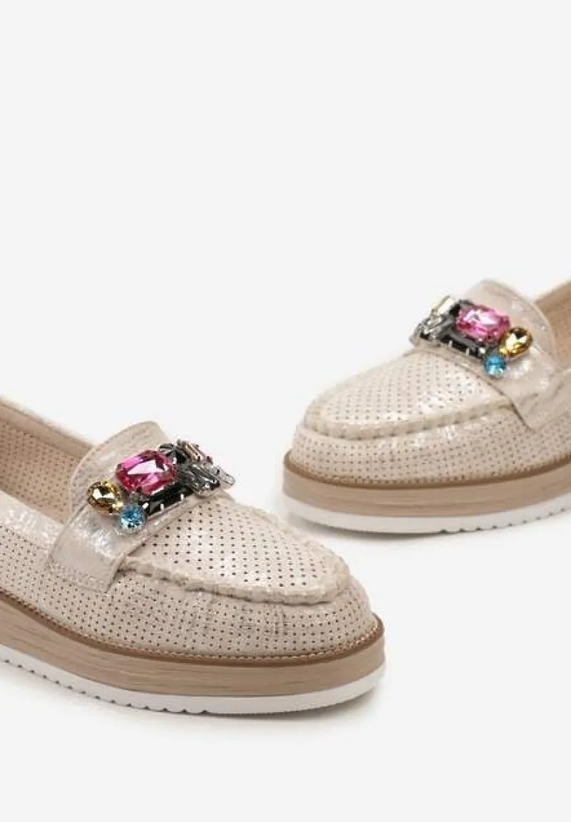 Beżowo-Srebrne Mokasyny ze Wstawką z Kolorowych Kamieni i Perforacją Veraila