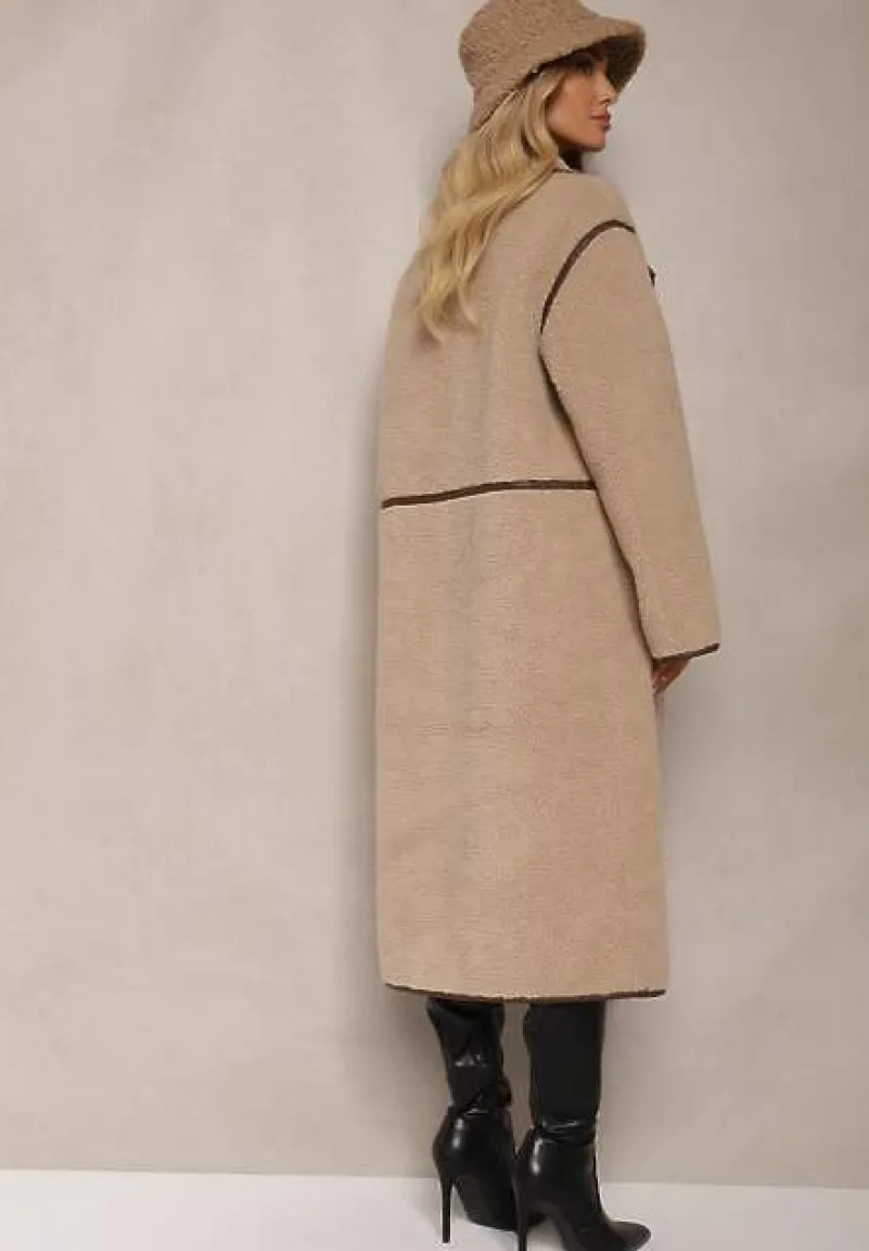 Beżowy Futrzany Płaszcz o Jednorzędowym Kroju Zdobiony Przeszyciami Zinneira