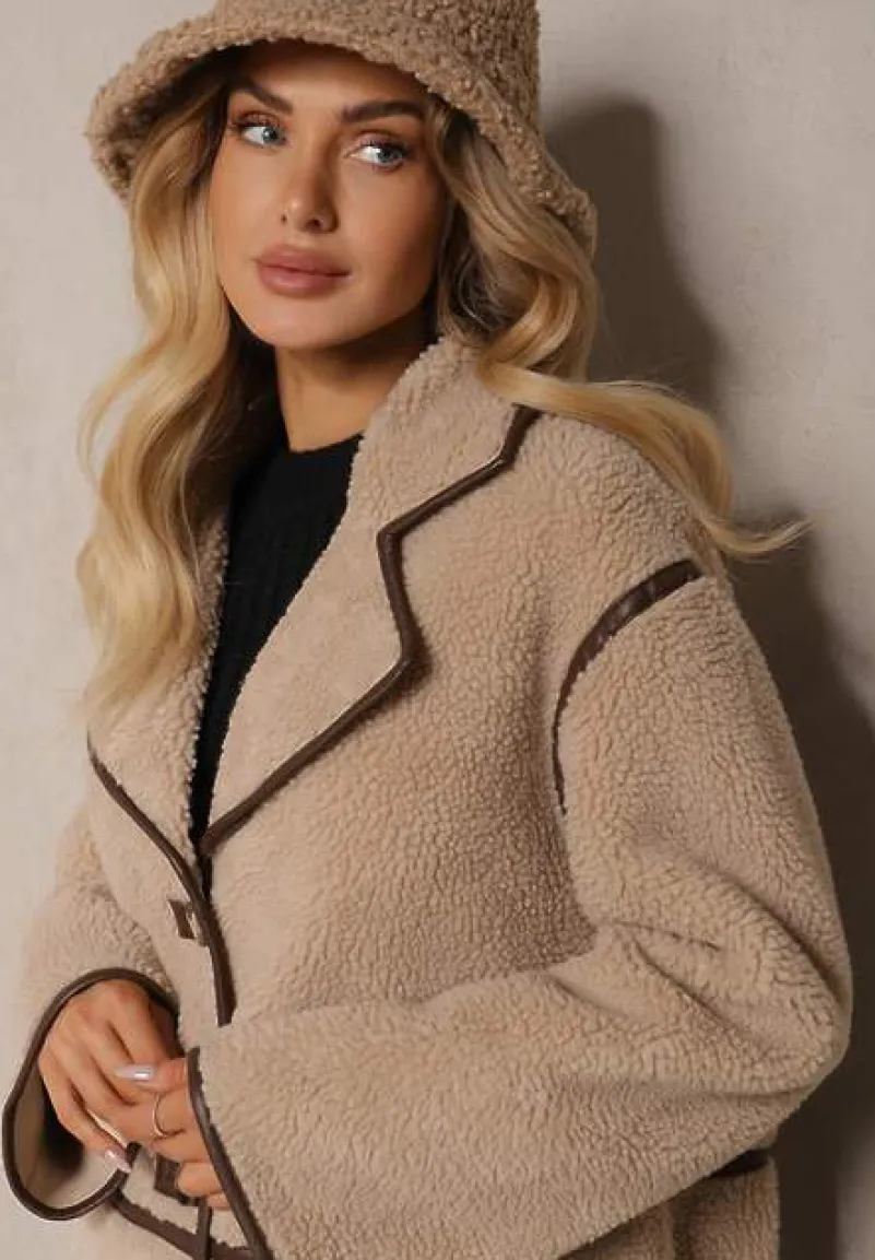 Beżowy Futrzany Płaszcz o Jednorzędowym Kroju Zdobiony Przeszyciami Zinneira