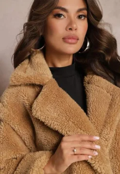 Beżowy Futrzany Płaszcz Teddy Zapinany na Guziki Bathalasa