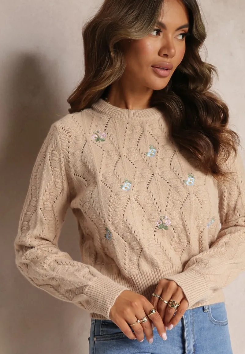 Beżowy Klasyczny Sweter z Długim Rękawem i Wyhaftowanymi Kwiatami Hadriela
