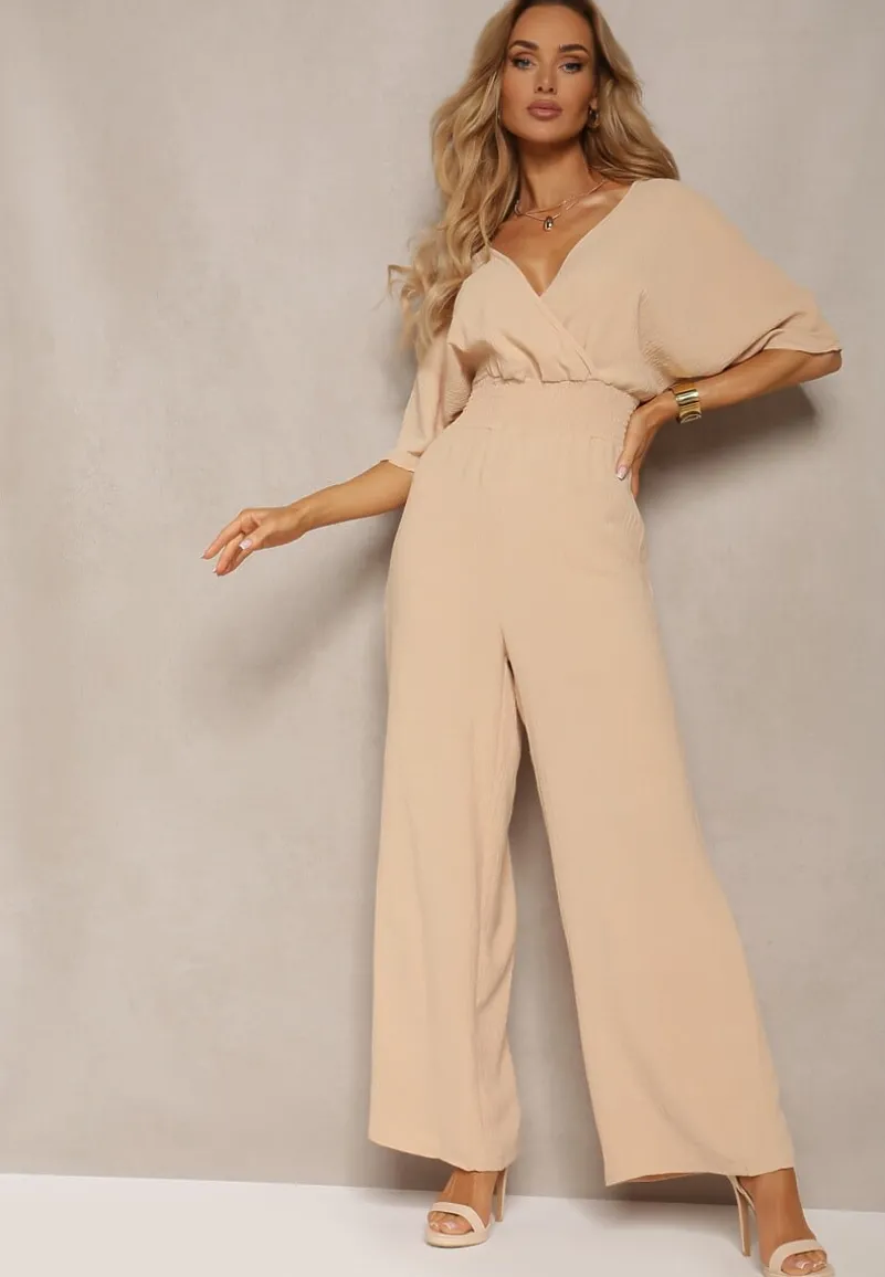 Beżowy Kombinezon o Kopertowym Fasonie z Szerokim Luźnym Dołem i Kieszeniami Octoni