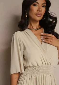 Beżowy Kombinezon z Kopertowym Dekoltem i Gumką w Pasie Zdobiony Plisami Amadle