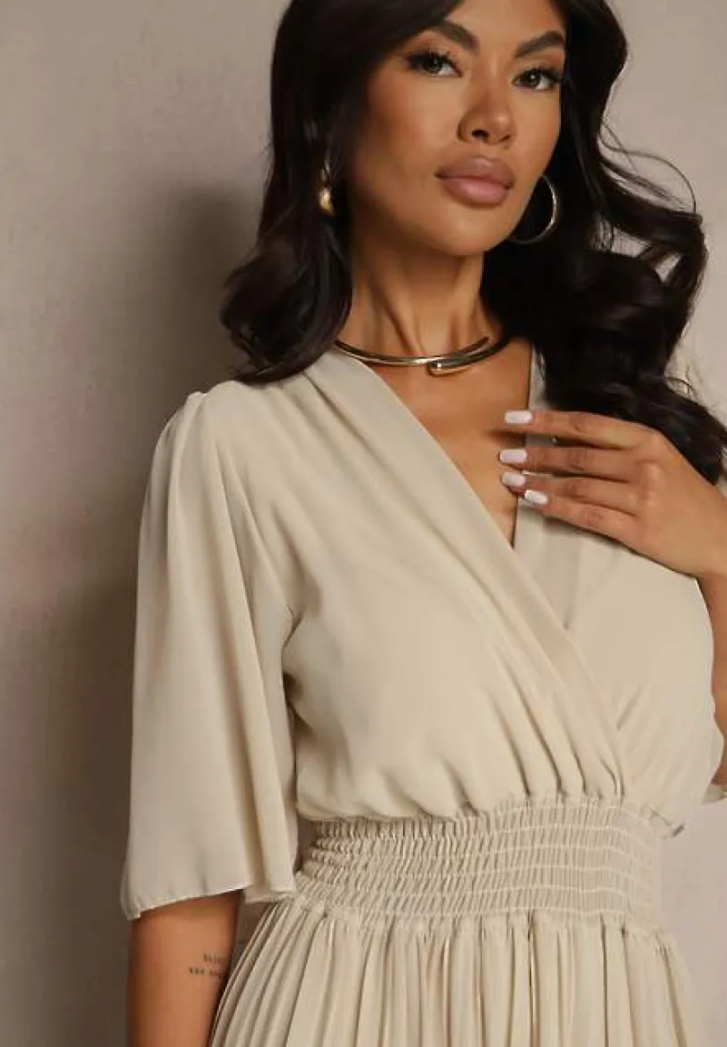 Beżowy Kombinezon z Kopertowym Dekoltem i Gumką w Pasie Zdobiony Plisami Amadle