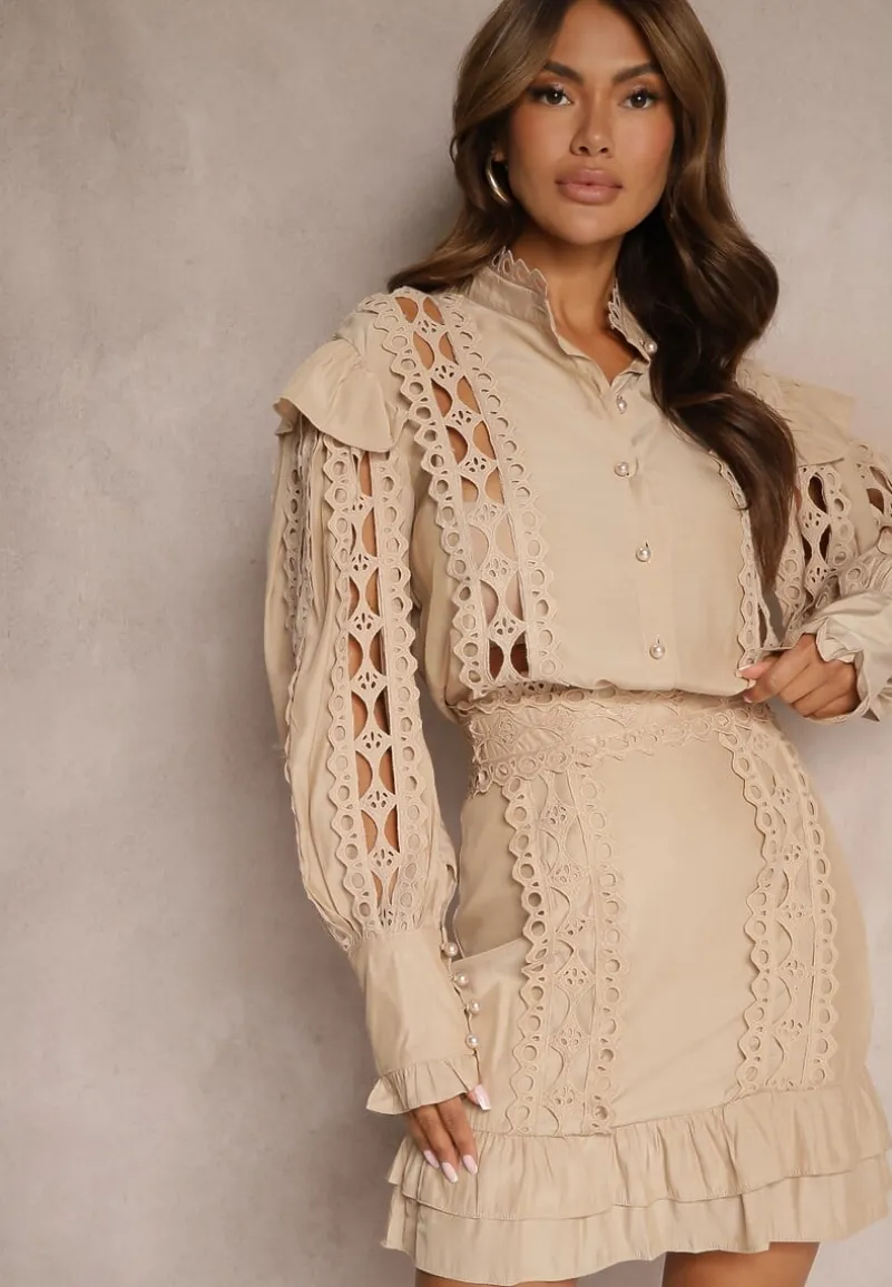 Beżowy Komplet Ażurowy z Bawełną Spódnica i Koszula Ozdobiona Guzikami z Pereł Leninia