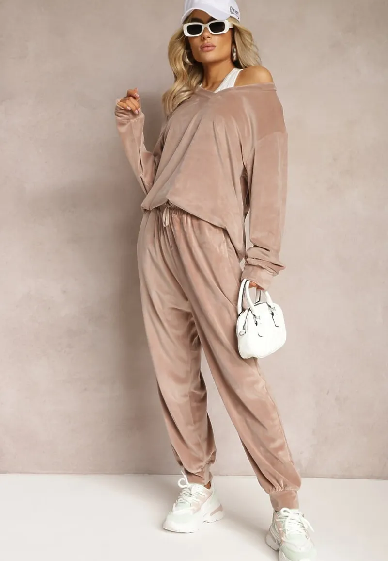 Beżowy Komplet Dresowy z Weluru Luźna Bluza z Dekoltem w V i Elastyczne Spodnie z Kieszeniami Esparkia