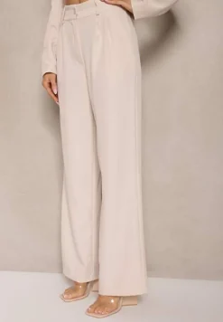 Beżowy Komplet o Garniturowym Kroju ze Spodniami i Marynarką z Broszką Ravkio