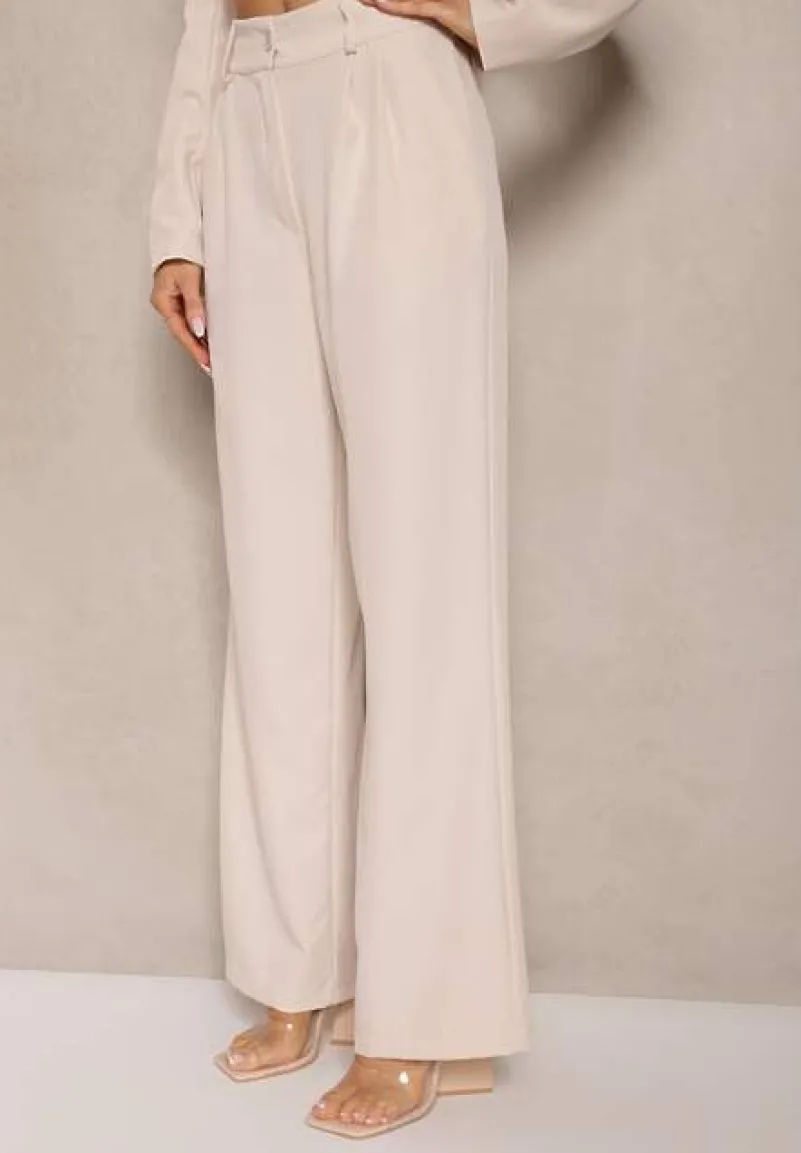 Beżowy Komplet o Garniturowym Kroju ze Spodniami i Marynarką z Broszką Ravkio