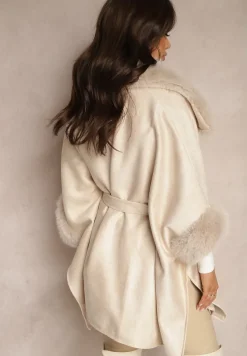 Beżowy Płaszcz Ozdobiony Futerkiem z Wycięciami Wiązany w Pasie Toriadia