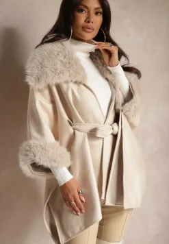 Beżowy Płaszcz Ozdobiony Futerkiem z Wycięciami Wiązany w Pasie Toriadia