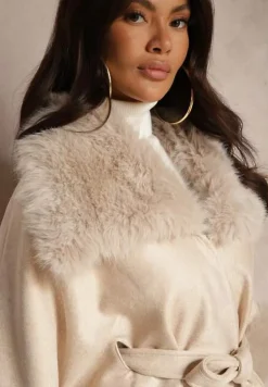 Beżowy Płaszcz Ozdobiony Futerkiem z Wycięciami Wiązany w Pasie Toriadia