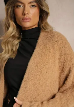 Beżowy Sweter o Długim Fasonie z Dekoltem V i Ozdobnym Splotem Jovima