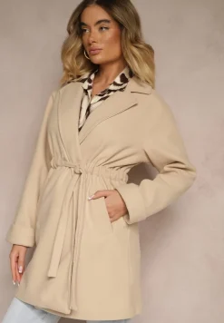 Beżowy Szlafrokowy Płaszcz z Wiązanym Paskiem i Ozdobnym Marszczeniem w Pasie Pittia