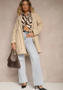 Beżowy Szlafrokowy Płaszcz z Wiązanym Paskiem i Ozdobnym Marszczeniem w Pasie Pittia