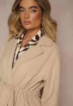 Beżowy Szlafrokowy Płaszcz z Wiązanym Paskiem i Ozdobnym Marszczeniem w Pasie Pittia