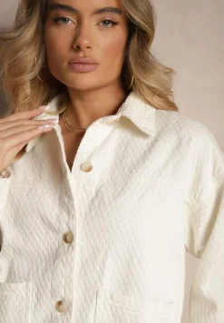 Biała Bawełniana Kurtka o Koszulowym Kroju z Kieszeniami i Tłoczeniem Leliora