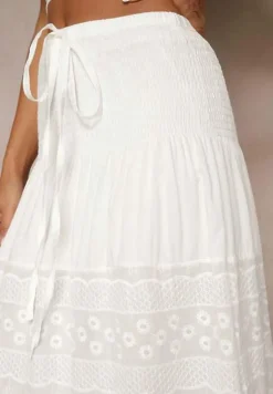 Biała Bawełniana Spódnica o Rozkloszowanym Kroju Zdobiona Haftem Koladea