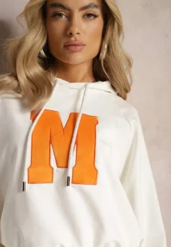 Biała Bluza Ozdobiona Dużą Naszywką i Kapturem Falrie