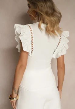 Biała Bluzka Ozdobiona Ażurowym Motywem i Falbanami Izovira