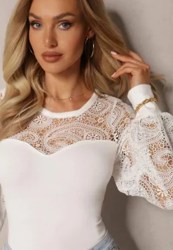 Biała Bluzka z Bawełny Ozdobiona Koronkową Wstawką w Ażurowy Wzór Rafoilla