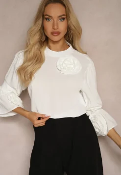 Biała Bluzka z Dodatkiem Bawełny Ozdobiona Kwiatem 3D Merisara