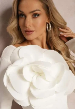 Biała Bluzka z Wiskozy o Asymetrycznym Kroju z Aplikacją 3D z Kwiatem Cheleta