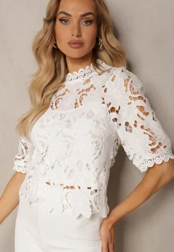 Biała Bluzka ze Stójką z Ażurowej Koronki Nariras