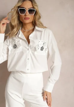 Biała Klasyczna Koszula z Kieszeniami Zdobiona Cyrkoniami i Kwiatowym Detalem Herlla