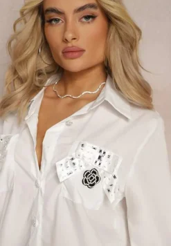 Biała Klasyczna Koszula z Kieszeniami Zdobiona Cyrkoniami i Kwiatowym Detalem Herlla