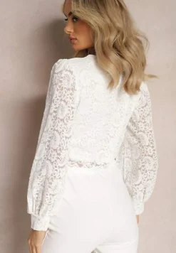 Biała Koronkowa Bluzka o Krótkim Fasonie z Mankietami Skylame