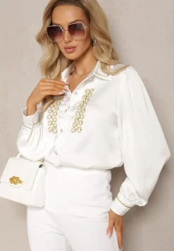 Biała Koszula Satynowa z Cyrkoniami i Perełkami oraz Kołnierzykiem Dokeria