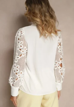 Biała Koszula z Eleganckimi Rękawami Ozdobionymi Ażurową Koronką Urecca