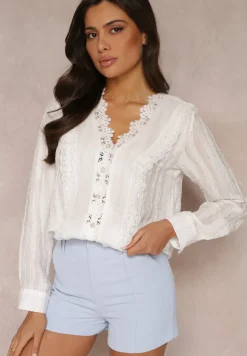 Biała Koszula z Koronką Falbankami i Perłowymi Guzikami Wildberg