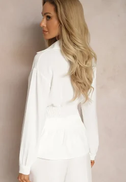 Biała Koszula z Marszczoną Talią i Ozdobnymi Guzikami Dapnelli