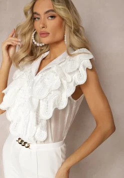 Biała Koszula z Szerokimi Falbanami z Przodu i na Ramionach Clioni