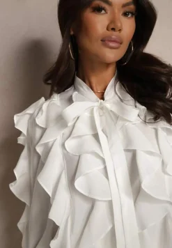 Biała Koszula z Wiskozą Zdobiona Falbanami i Wiązaniem przy Szyi Ravissa