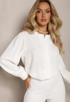 Biała Koszula z Wiskozy Ozdobiona Koronką i Falbanką w Postaci Stójki Nesaviki