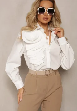 Biała Koszula z Wiązanym Sznurkiem Przy Szyi i Ozdobną Aplikacją z Boku Oldivia